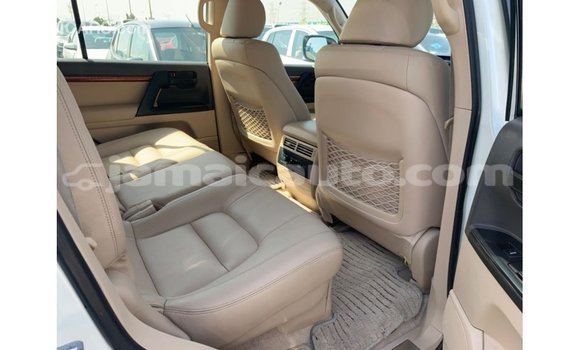 Acheter Import Voiture Toyota Land Cruiser Blanc à Import - Dubai, Clarendon Acheter Import Voiture Toyota Land Cruiser Blanc à Import - Dubai, Clarendon