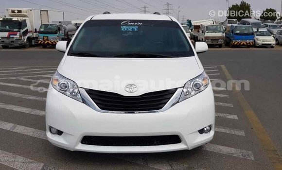 Acheter Import Voiture Toyota Sienna Blanc à Import - Dubai, Clarendon Acheter Import Voiture Toyota Sienna Blanc à Import - Dubai, Clarendon