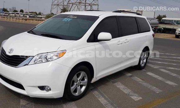 Acheter Import Voiture Toyota Sienna Blanc à Import - Dubai, Clarendon Acheter Import Voiture Toyota Sienna Blanc à Import - Dubai, Clarendon