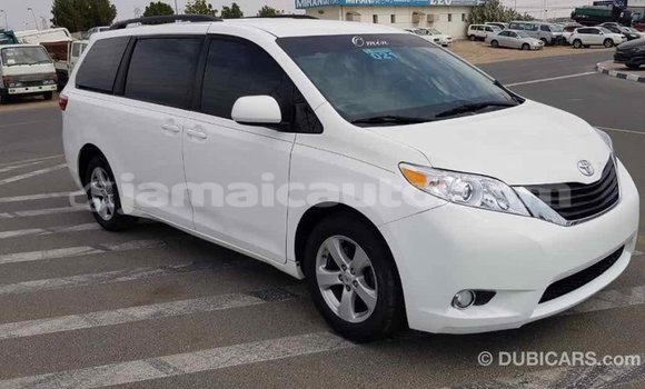 Acheter Import Voiture Toyota Sienna Blanc à Import - Dubai, Clarendon Acheter Import Voiture Toyota Sienna Blanc à Import - Dubai, Clarendon