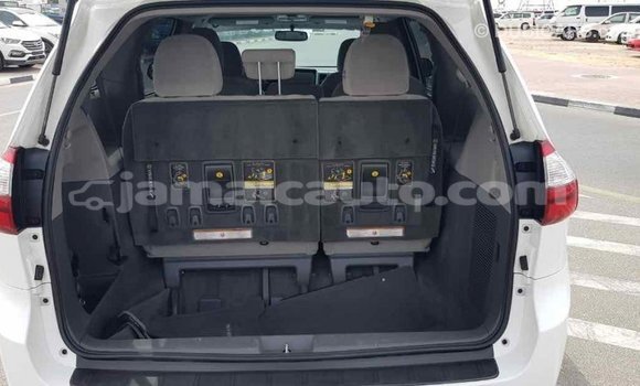 Acheter Import Voiture Toyota Sienna Blanc à Import - Dubai, Clarendon Acheter Import Voiture Toyota Sienna Blanc à Import - Dubai, Clarendon