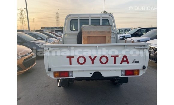 Acheter Import Voiture Toyota Land Cruiser Blanc à Import - Dubai, Clarendon Acheter Import Voiture Toyota Land Cruiser Blanc à Import - Dubai, Clarendon