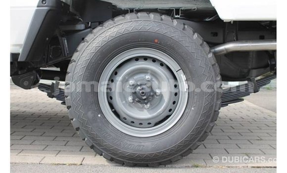 Acheter Import Voiture Toyota Land Cruiser Blanc à Import - Dubai, Clarendon Acheter Import Voiture Toyota Land Cruiser Blanc à Import - Dubai, Clarendon