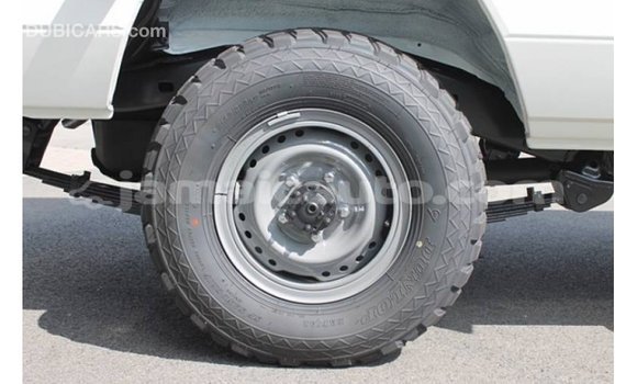 Acheter Import Voiture Toyota Land Cruiser Blanc à Import - Dubai, Clarendon Acheter Import Voiture Toyota Land Cruiser Blanc à Import - Dubai, Clarendon