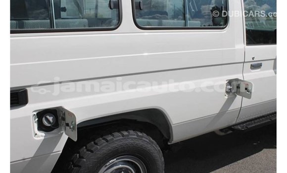 Acheter Import Voiture Toyota Land Cruiser Blanc à Import - Dubai, Clarendon Acheter Import Voiture Toyota Land Cruiser Blanc à Import - Dubai, Clarendon
