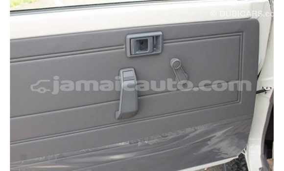 Acheter Import Voiture Toyota Land Cruiser Blanc à Import - Dubai, Clarendon Acheter Import Voiture Toyota Land Cruiser Blanc à Import - Dubai, Clarendon