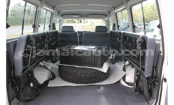 Acheter Import Voiture Toyota Land Cruiser Blanc à Import - Dubai, Clarendon Acheter Import Voiture Toyota Land Cruiser Blanc à Import - Dubai, Clarendon