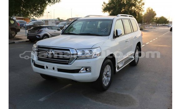 Acheter Import Voiture Toyota Land Cruiser Blanc à Import - Dubai, Clarendon Acheter Import Voiture Toyota Land Cruiser Blanc à Import - Dubai, Clarendon