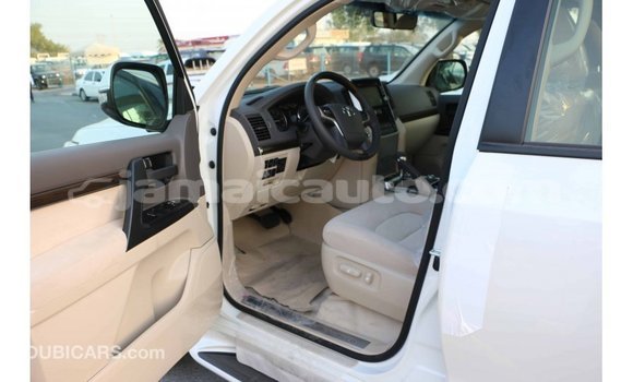 Acheter Import Voiture Toyota Land Cruiser Blanc à Import - Dubai, Clarendon Acheter Import Voiture Toyota Land Cruiser Blanc à Import - Dubai, Clarendon