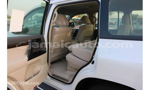 Acheter Import Voiture Toyota Land Cruiser Blanc à Import - Dubai, Clarendon Acheter Import Voiture Toyota Land Cruiser Blanc à Import - Dubai, Clarendon