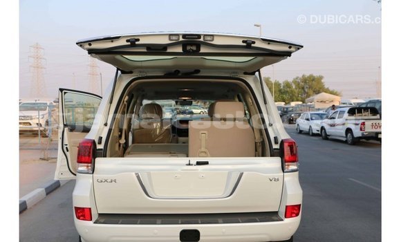 Acheter Import Voiture Toyota Land Cruiser Blanc à Import - Dubai, Clarendon Acheter Import Voiture Toyota Land Cruiser Blanc à Import - Dubai, Clarendon