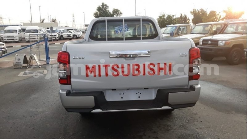Big with watermark mitsubishi l200 clarendon import dubai 1996