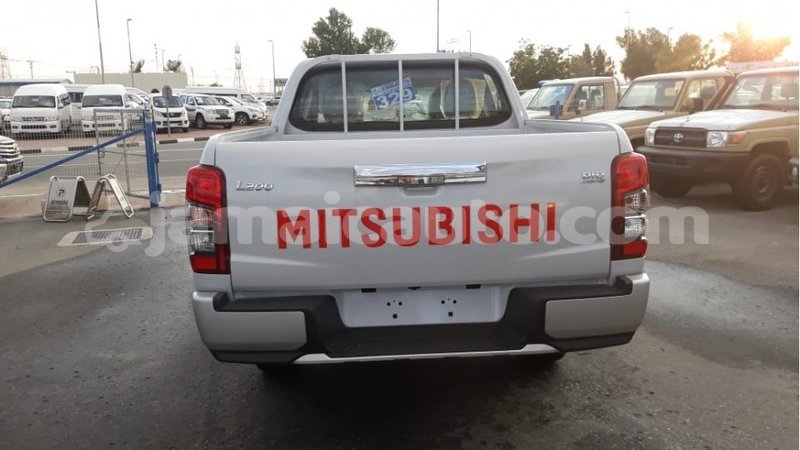 Big with watermark mitsubishi l200 clarendon import dubai 1997