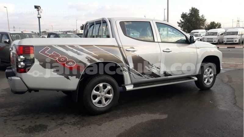Big with watermark mitsubishi l200 clarendon import dubai 1997