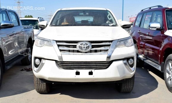 Acheter Import Voiture Toyota Fortuner Blanc à Import - Dubai, Clarendon Acheter Import Voiture Toyota Fortuner Blanc à Import - Dubai, Clarendon