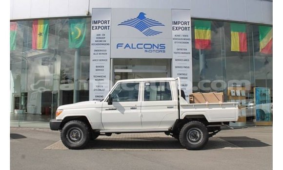 Acheter Import Voiture Toyota Land Cruiser Blanc à Import - Dubai, Clarendon Acheter Import Voiture Toyota Land Cruiser Blanc à Import - Dubai, Clarendon