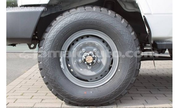 Acheter Import Voiture Toyota Land Cruiser Blanc à Import - Dubai, Clarendon Acheter Import Voiture Toyota Land Cruiser Blanc à Import - Dubai, Clarendon