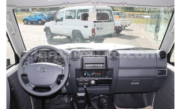 Acheter Import Voiture Toyota Land Cruiser Blanc à Import - Dubai, Clarendon Acheter Import Voiture Toyota Land Cruiser Blanc à Import - Dubai, Clarendon