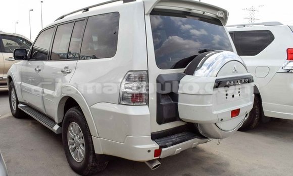 Acheter Import Voiture Mitsubishi Pajero Blanc à Import - Dubai, Clarendon Acheter Import Voiture Mitsubishi Pajero Blanc à Import - Dubai, Clarendon