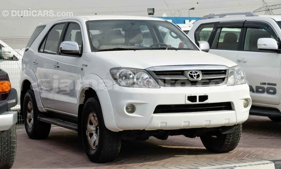 Acheter Import Voiture Toyota Fortuner Blanc à Import - Dubai, Clarendon Acheter Import Voiture Toyota Fortuner Blanc à Import - Dubai, Clarendon