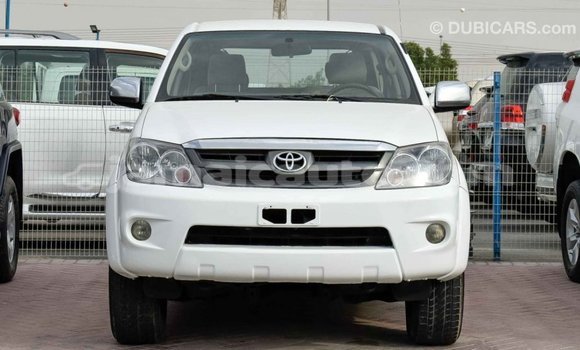 Acheter Import Voiture Toyota Fortuner Blanc à Import - Dubai, Clarendon Acheter Import Voiture Toyota Fortuner Blanc à Import - Dubai, Clarendon