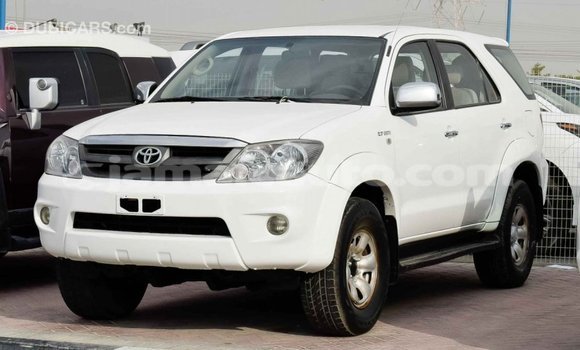 Acheter Import Voiture Toyota Fortuner Blanc à Import - Dubai, Clarendon Acheter Import Voiture Toyota Fortuner Blanc à Import - Dubai, Clarendon