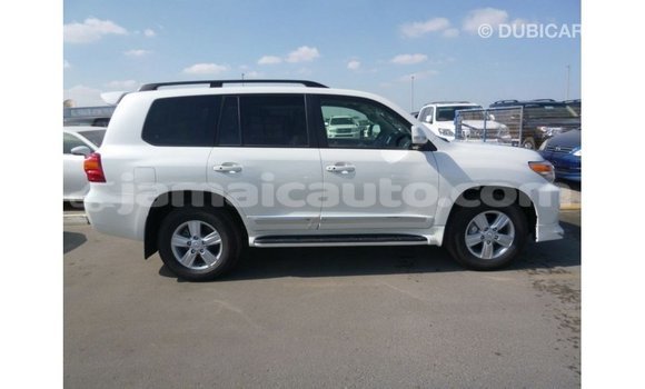 Acheter Import Voiture Toyota Land Cruiser Blanc à Import - Dubai, Clarendon Acheter Import Voiture Toyota Land Cruiser Blanc à Import - Dubai, Clarendon