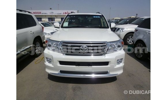 Acheter Import Voiture Toyota Land Cruiser Blanc à Import - Dubai, Clarendon Acheter Import Voiture Toyota Land Cruiser Blanc à Import - Dubai, Clarendon