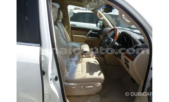 Acheter Import Voiture Toyota Land Cruiser Blanc à Import - Dubai, Clarendon Acheter Import Voiture Toyota Land Cruiser Blanc à Import - Dubai, Clarendon