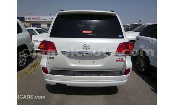 Acheter Import Voiture Toyota Land Cruiser Blanc à Import - Dubai, Clarendon Acheter Import Voiture Toyota Land Cruiser Blanc à Import - Dubai, Clarendon