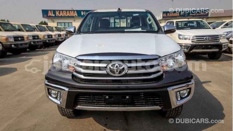 Big with watermark toyota hilux clarendon import dubai 2305