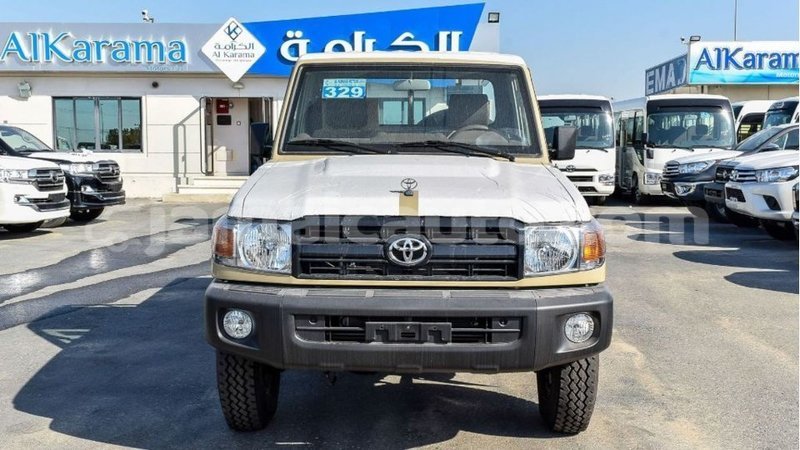 Big with watermark toyota land cruiser clarendon import dubai 2333