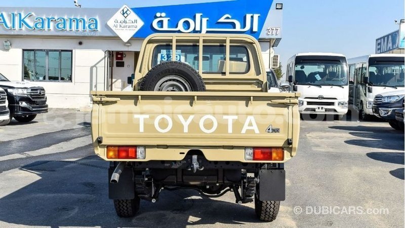 Big with watermark toyota land cruiser clarendon import dubai 2333