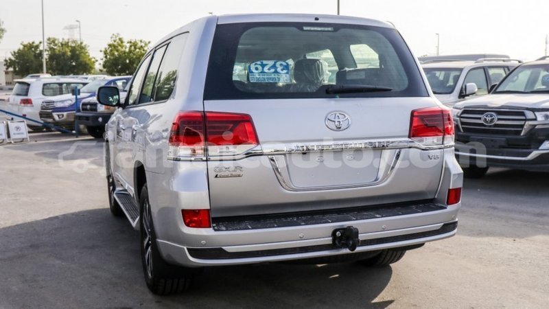 Big with watermark toyota land cruiser clarendon import dubai 2348