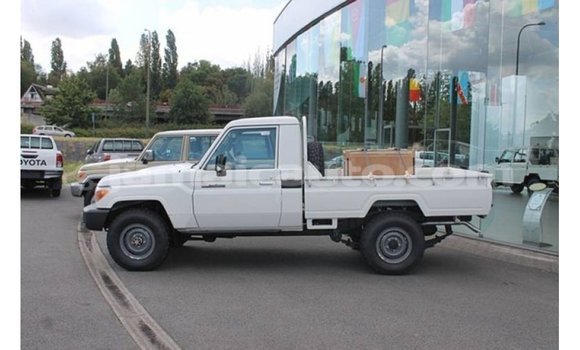 Acheter Import Voiture Toyota Land Cruiser Blanc à Import - Dubai, Clarendon Acheter Import Voiture Toyota Land Cruiser Blanc à Import - Dubai, Clarendon