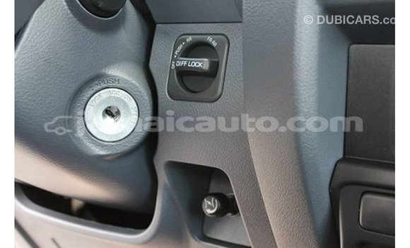 Acheter Import Voiture Toyota Land Cruiser Blanc à Import - Dubai, Clarendon Acheter Import Voiture Toyota Land Cruiser Blanc à Import - Dubai, Clarendon
