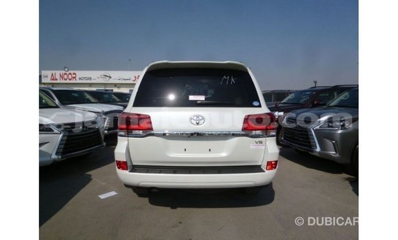 Acheter Import Voiture Toyota Land Cruiser Blanc à Import - Dubai, Clarendon Acheter Import Voiture Toyota Land Cruiser Blanc à Import - Dubai, Clarendon