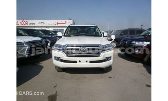 Acheter Import Voiture Toyota Land Cruiser Blanc à Import - Dubai, Clarendon Acheter Import Voiture Toyota Land Cruiser Blanc à Import - Dubai, Clarendon