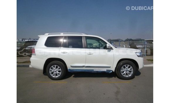 Acheter Import Voiture Toyota Land Cruiser Blanc à Import - Dubai, Clarendon Acheter Import Voiture Toyota Land Cruiser Blanc à Import - Dubai, Clarendon