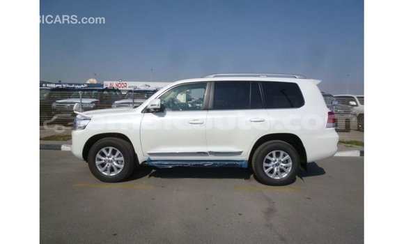 Acheter Import Voiture Toyota Land Cruiser Blanc à Import - Dubai, Clarendon Acheter Import Voiture Toyota Land Cruiser Blanc à Import - Dubai, Clarendon