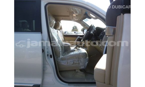 Acheter Import Voiture Toyota Land Cruiser Blanc à Import - Dubai, Clarendon Acheter Import Voiture Toyota Land Cruiser Blanc à Import - Dubai, Clarendon