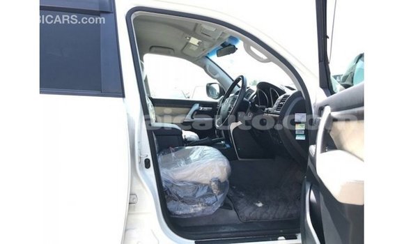 Acheter Import Voiture Toyota Land Cruiser Blanc à Import - Dubai, Clarendon Acheter Import Voiture Toyota Land Cruiser Blanc à Import - Dubai, Clarendon