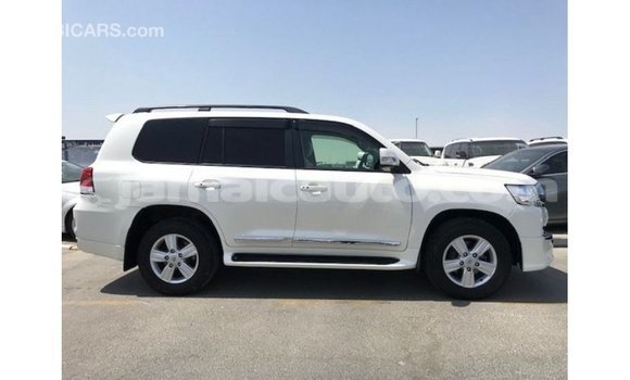 Acheter Import Voiture Toyota Land Cruiser Blanc à Import - Dubai, Clarendon Acheter Import Voiture Toyota Land Cruiser Blanc à Import - Dubai, Clarendon