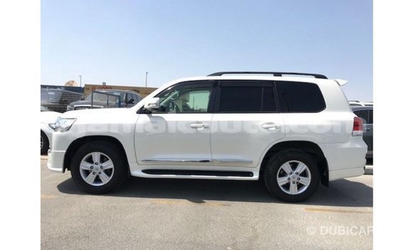 Acheter Import Voiture Toyota Land Cruiser Blanc à Import - Dubai, Clarendon Acheter Import Voiture Toyota Land Cruiser Blanc à Import - Dubai, Clarendon