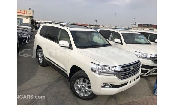 Acheter Import Voiture Toyota Land Cruiser Blanc à Import - Dubai, Clarendon Acheter Import Voiture Toyota Land Cruiser Blanc à Import - Dubai, Clarendon