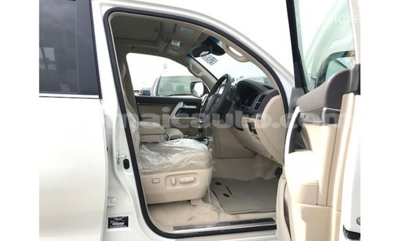 Acheter Import Voiture Toyota Land Cruiser Blanc à Import - Dubai, Clarendon Acheter Import Voiture Toyota Land Cruiser Blanc à Import - Dubai, Clarendon
