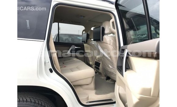 Acheter Import Voiture Toyota Land Cruiser Blanc à Import - Dubai, Clarendon Acheter Import Voiture Toyota Land Cruiser Blanc à Import - Dubai, Clarendon