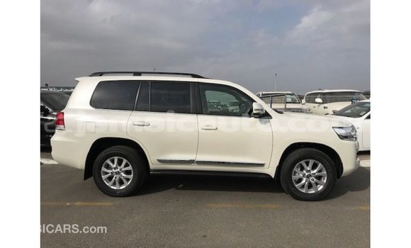 Acheter Import Voiture Toyota Land Cruiser Blanc à Import - Dubai, Clarendon Acheter Import Voiture Toyota Land Cruiser Blanc à Import - Dubai, Clarendon
