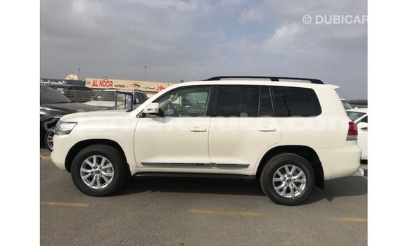 Acheter Import Voiture Toyota Land Cruiser Blanc à Import - Dubai, Clarendon Acheter Import Voiture Toyota Land Cruiser Blanc à Import - Dubai, Clarendon