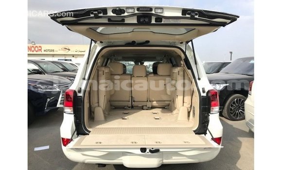 Acheter Import Voiture Toyota Land Cruiser Blanc à Import - Dubai, Clarendon Acheter Import Voiture Toyota Land Cruiser Blanc à Import - Dubai, Clarendon